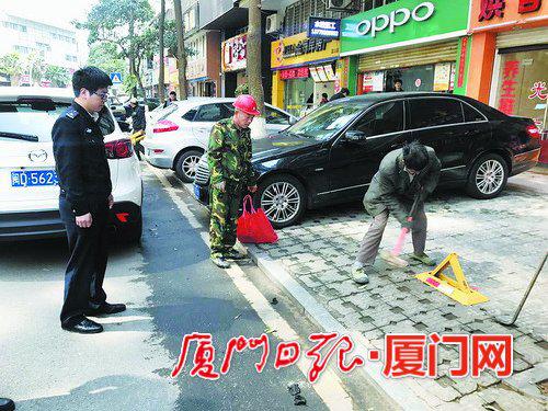 莲景三路,商家侵占人行道作为车位,城管部门组织拆除。(嘉莲城管供图)