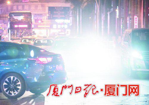 一辆轿车开着远光灯,记者镜头前一片白茫茫。(本报记者林铭鸿摄)