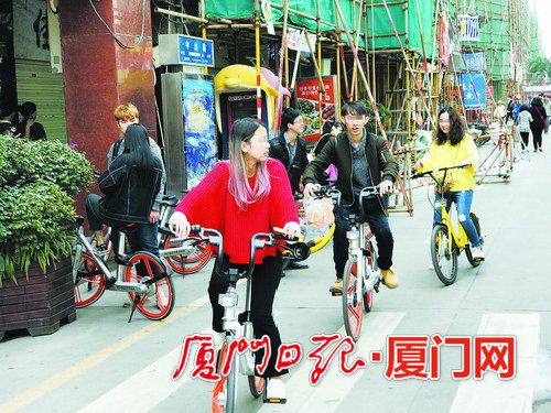 虽然中山路步行街是单车“禁行区”,但不少市民游客仍然骑车进入。(本报记者姚凡摄)