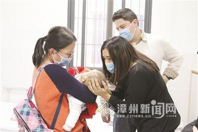  美国夫妇(右边两个)和孩子互动
