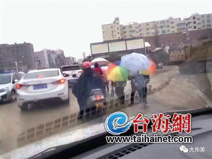◆上学时段,小学门口人车混行严重