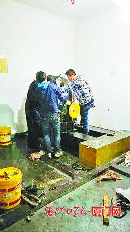 宏辉大厦,工作人员抢修故障电梯。
