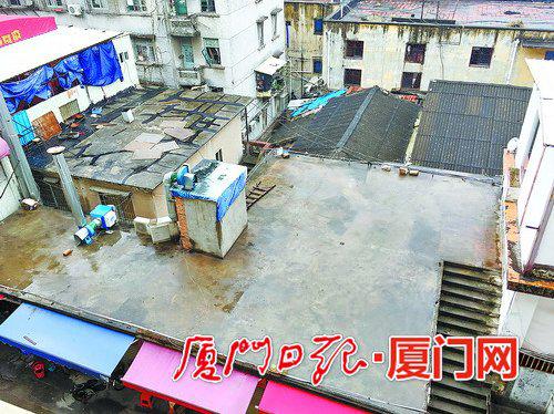 已经清理干净的群鸿商业城楼顶，摄于3月9日。(本报记者 罗子泓 摄)