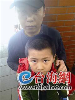 ▲陈召林只能把儿子带到打工的餐馆里