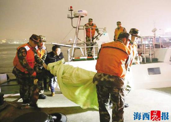 海警官兵将受伤船员转移上岸。通讯员供图