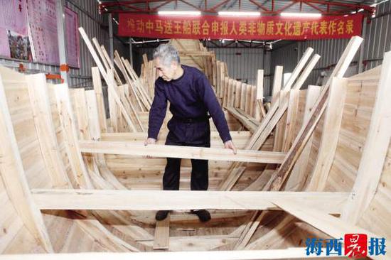 钟庆丰在制作王船。记者 唐光峰 摄