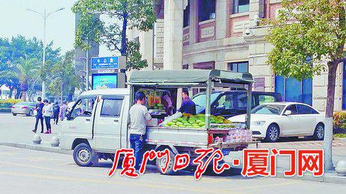 　摊贩开小货车，把芒果摊摆在中山路轮渡路口。