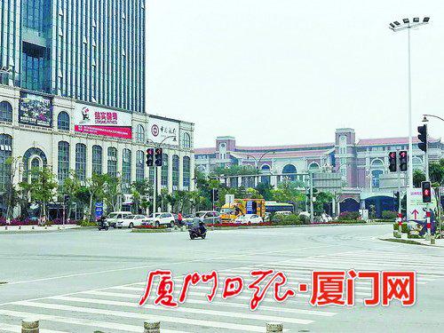 男子闯红灯。