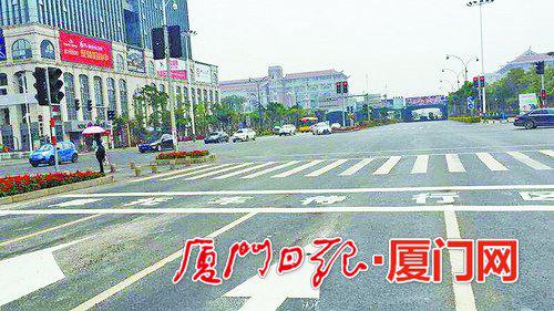 杏林湾路和诚毅北路交叉路口处,已经施划了“摩托车待行区”。