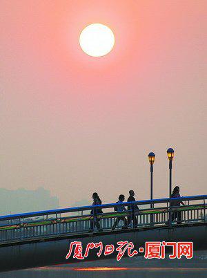 2017年3月20日是春分节气,久违的太阳现身厦门上空。 图为20日黄昏的夕阳。(本报记者 姚凡 摄)