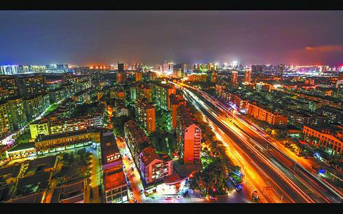 纪录片《我的马拉松》里美丽的厦门夜景。
