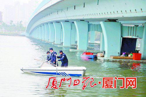 执法人员搭乘小船执法。