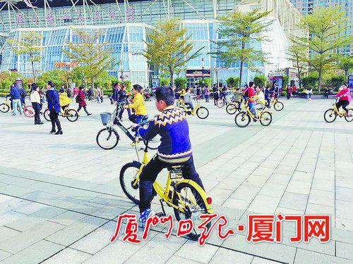 五一广场上,不少孩子骑着共享单车追逐打闹。