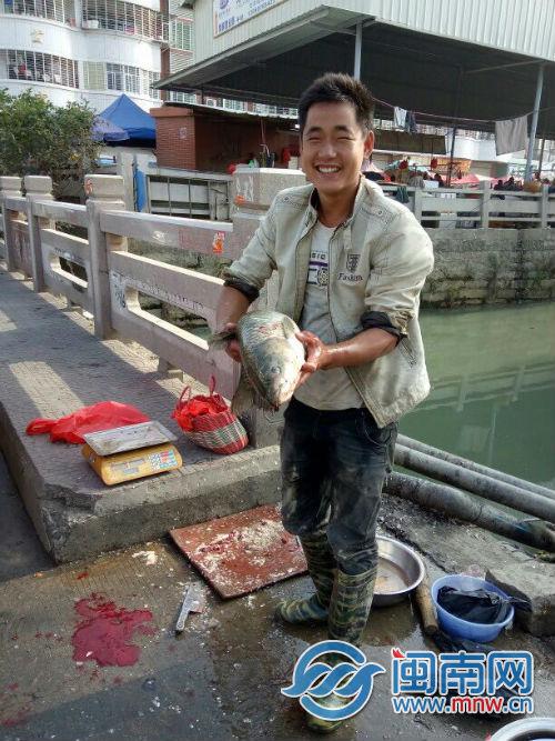 1490611039902081583.jpg 不想,这时小卖部里却进来一个阿婆,慌慌张张喊道,“有人掉进内沟河了,借长竹竿,快沉下了。”