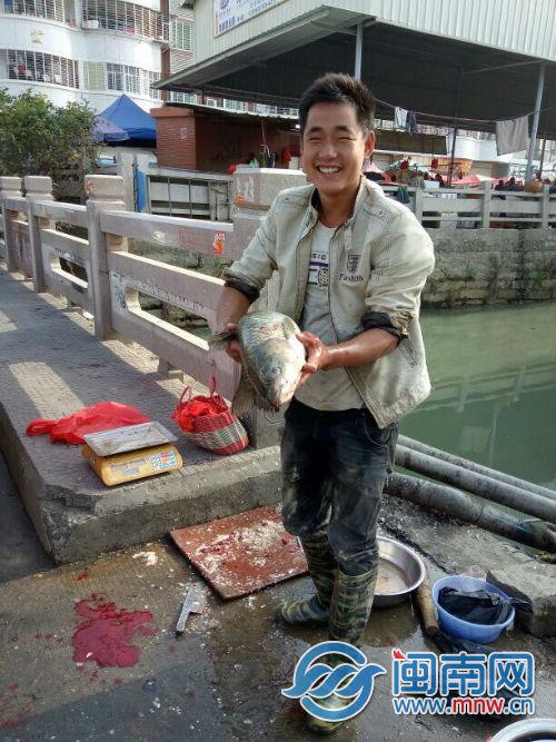   不想，这时小卖部里却进来一个阿婆，慌慌张张喊道，“有人掉进内沟河了，借长竹竿，快沉下了。”