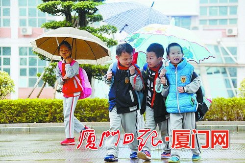 昨日下午突然下起雨,没带伞的孩子和小伙伴合撑一把伞。(本报记者 姚凡 摄)