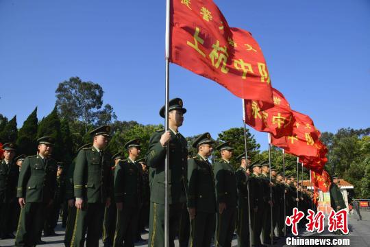 图为武警福建总队龙岩支队官兵来到闽西革命烈士陵园缅怀先烈。 叶海炼 摄