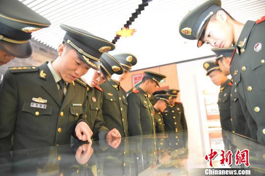 图为武警福建总队龙岩支队官兵在闽西(苏区)革命纪念馆参观。 叶海炼 摄