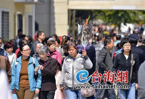 　　昨天是清明小长假的第一天，天气又十分晴好，市民的祭扫活动进入高峰。