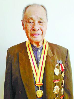 抗战胜利70周年,伯老在家中翻出十多枚军功章,佩戴上,坐得笔直,观看北京大阅兵。