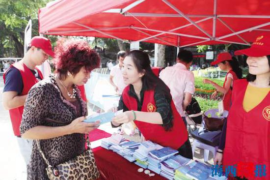 　　志愿者为市民和游客讲解垃圾分类相关知识。(资料图)记者唐光峰摄