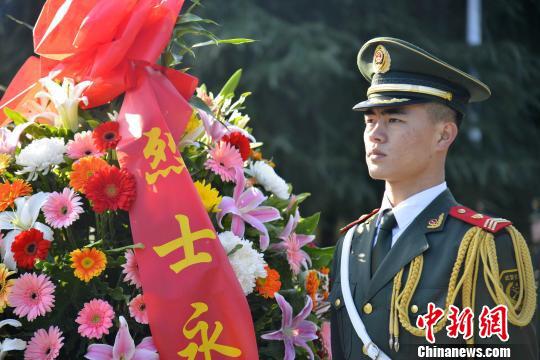 图为武警福建总队龙岩支队官兵向烈士献花。 郭大伟 摄