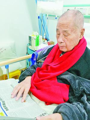 重病在床时,伯老每天也要看《厦门日报》。(本组照片由家属提供)