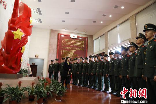 图为武警福建总队龙岩支队官兵在闽西(苏区)革命纪念馆参观。 王松青 摄