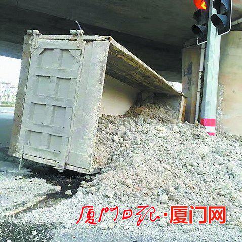渣土压在电动车上。
