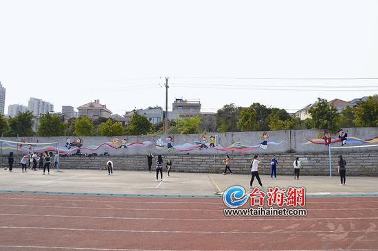 300米长手绘墙红遍泉州师范学院 展现浓浓泉州