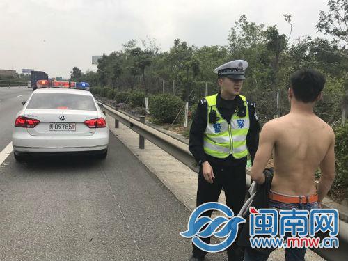 小伙子因在高速上行走被拦下