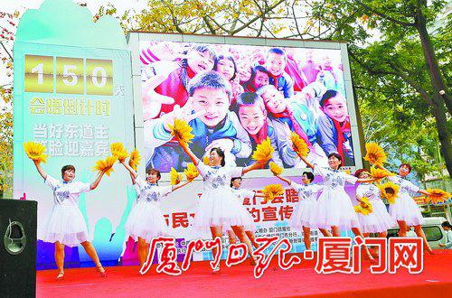 社区舞蹈队表演舞蹈。
