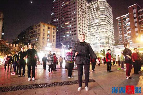 小区广场成了曹奶奶的舞台。