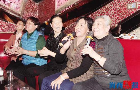 和好朋友到KTV唱歌,曹奶奶乐在其中。