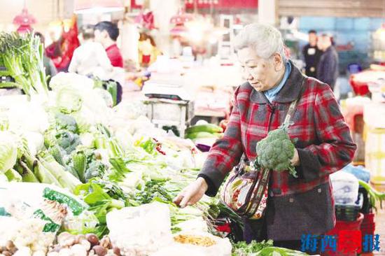 曹奶奶每天早晨都会去“大采购”。