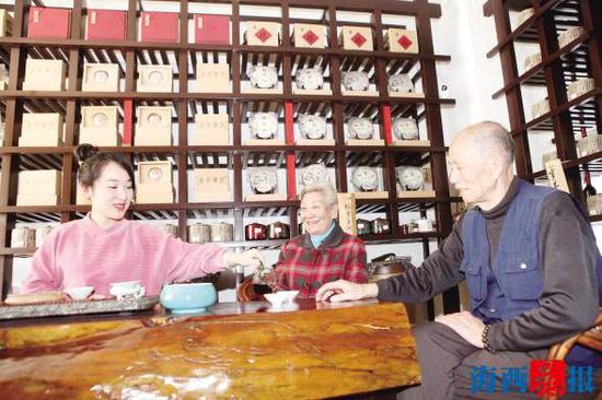 曹奶奶爱品普洱茶、话家常。