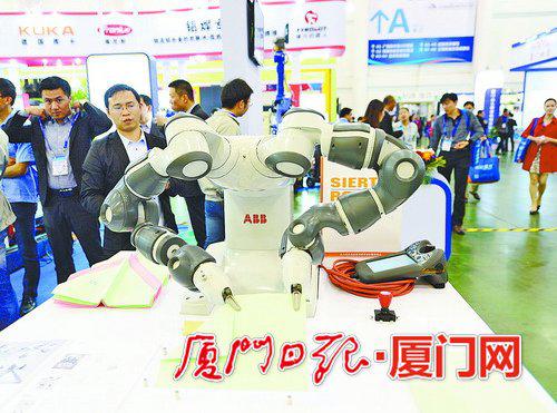　　各式各样的机器人可以代替人工操作。(本报记者黄少毅摄/资料图)