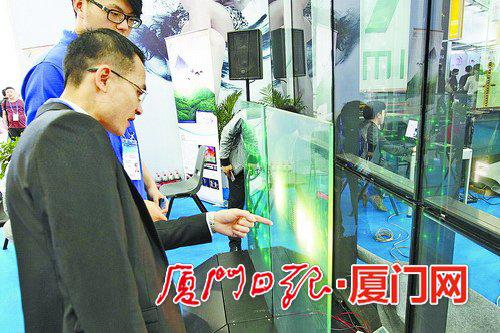 玻璃里有LED灯。(本报记者 王协云摄/资料图)