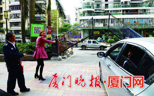 -光华大厦停车场设有自助缴费系统,刷二维码就能交费。