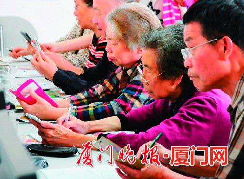 智能手机操作也给一些老人带来了困扰。