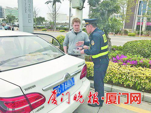 -执法人员与德国乘客交谈。