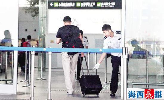 4月17日,一名旅客在T4航站楼接受防爆安检。记者 唐光峰 摄
