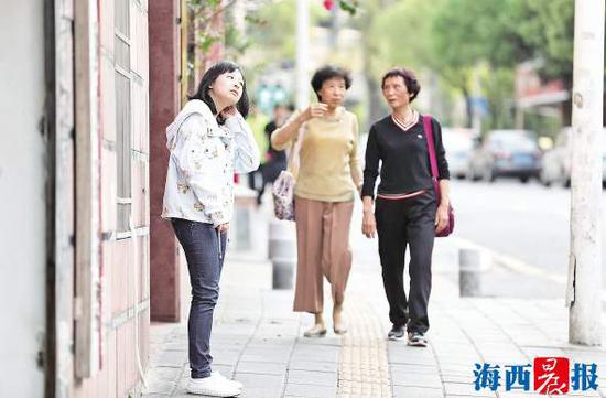 四月的气温忽高忽低，厦门街头有的市民短袖短裙穿着清凉，有的则穿上长袖外套以防降温。记者 陈理杰 摄