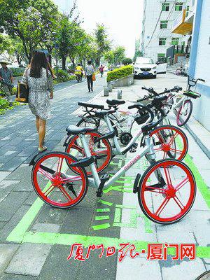 湖滨南路,市民自觉将共享单车停放在新施划的停放点内。