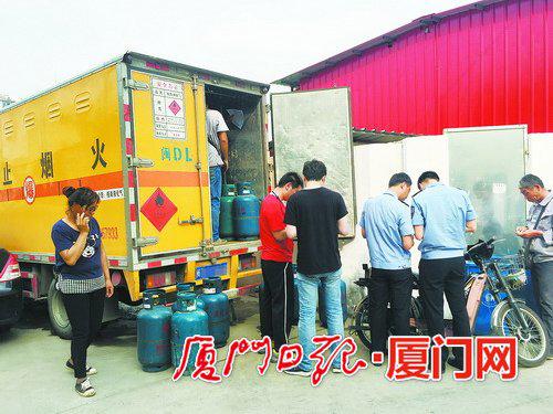 确认为违规销售后,城管执法人员将这26个液化气瓶没收。