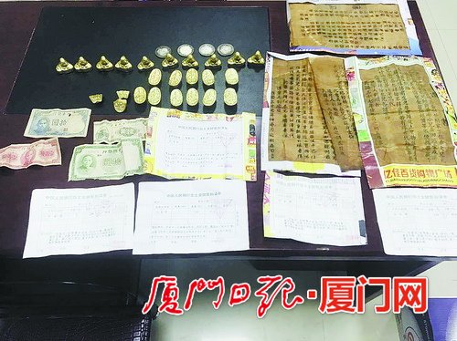 警方查获的假金元宝、假金佛等物品。