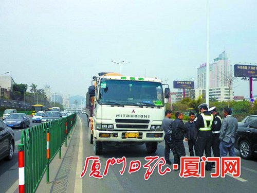 交警依法查处违法货车。