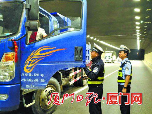 我市交警拦查违法进入隧道的货车。