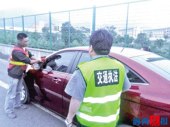 交通执法人员砸车窗将婴儿救出。