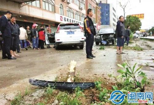 越野车撞倒路人后，又接连撞断绿化树、撞上皮卡车（网络图）